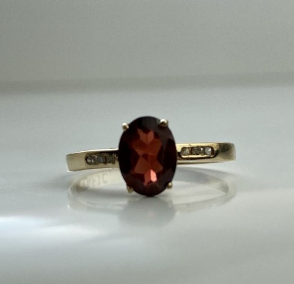 10K Yellow Gold Garnet & Diamonds Ring Size 6.5